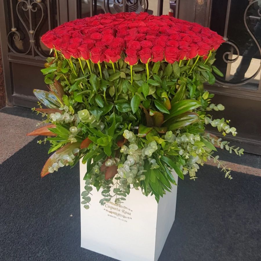 Tall red rose arrangement in a white Coqueta Rosa box